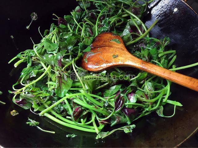 锅中留底油放入红苋菜去炒