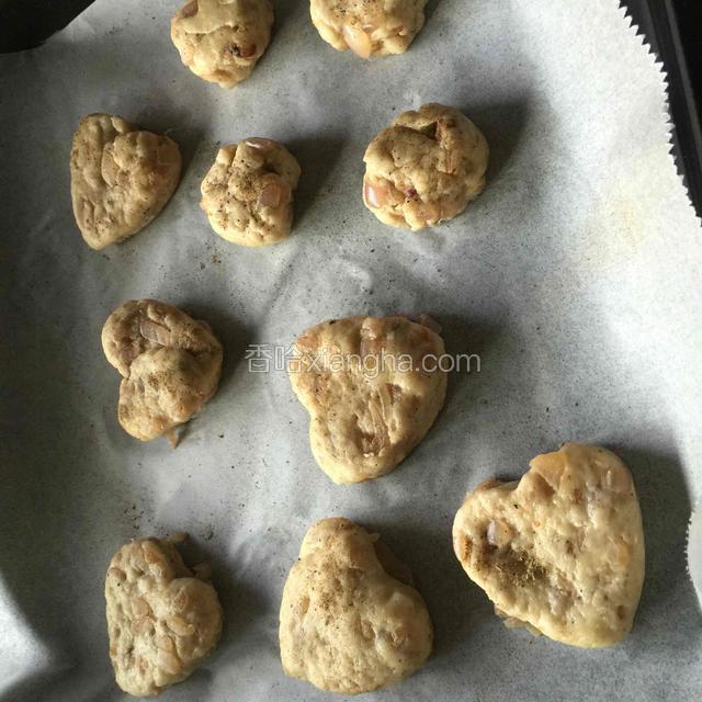 做好后放入烤盘上，烤箱预热200度，烤20分钟