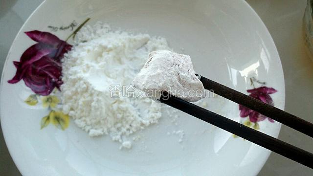 把腌制好的鸡肉去掉姜丝和葱花，均匀的粘满淀粉。