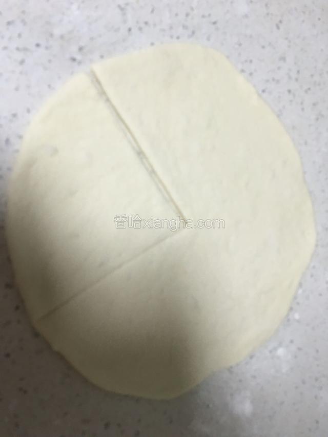 刀背反过来轻轻的压个痕迹，这样就会有个4份面皮的轮廓，方便我们放肉馅儿