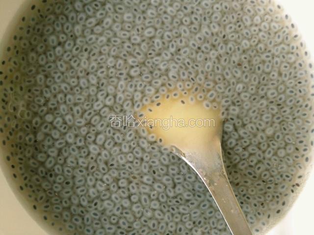 可以加入少许蜂蜜，搅拌均匀。（没有也可以不加）