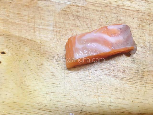 三文鱼取适量。