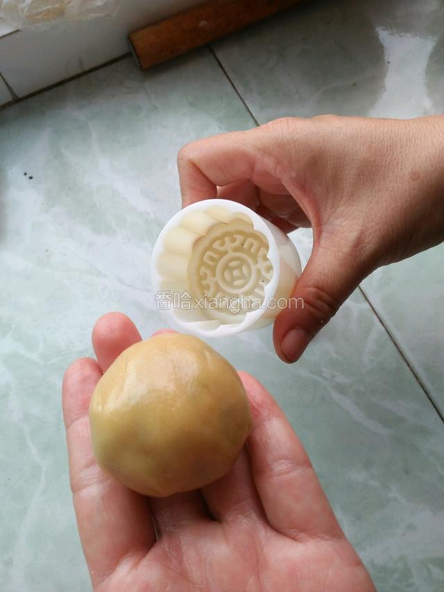 取25克面壓成皮，包入餡25克，50克麵團放入摸具成型。
