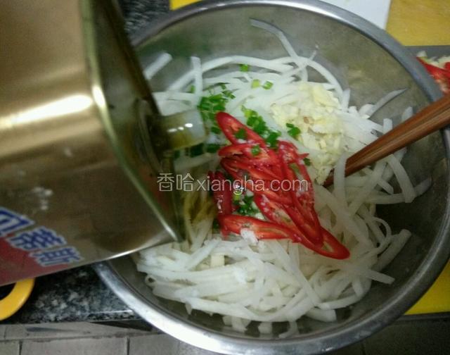 放凉，控干水，加蒜蓉，葱花，辣椒丝，盐，生抽，橄榄油