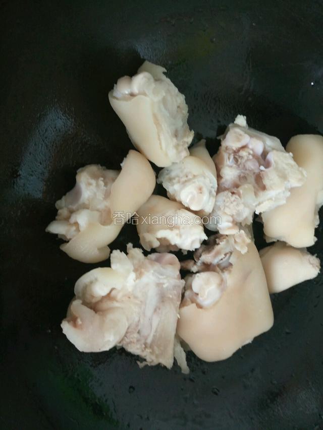 锅中烧油下入猪蹄块翻炒均匀
