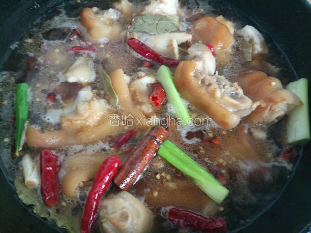 加调味料，酱油，料酒，糖大火烧开，小火炖制1个小时左右。