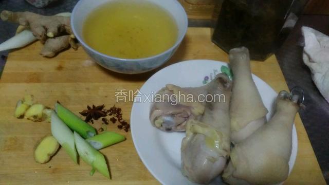 焯好的鸡腿捞出