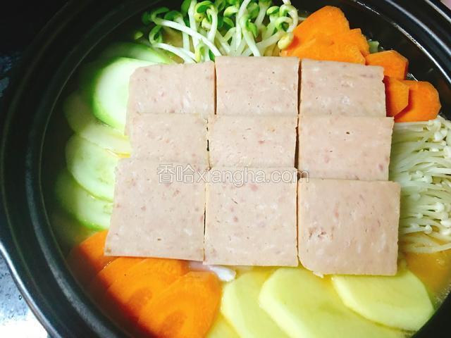 放入午餐肉。