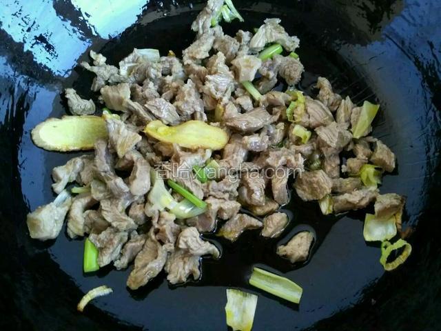 在放羊肉翻炒。