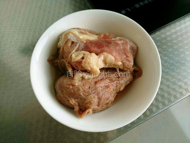 牛肉用凉水泡三小时，（泡出血水，期间换三次水哦）！