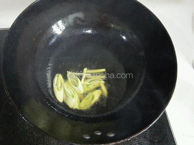 锅中放入适量油（比平时要多）爆香葱丝和姜丝