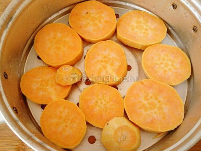 放进蒸屉里蒸15分钟。