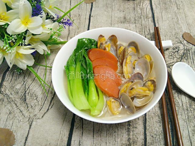 把汤连贝壳一起倒入面碗中，加入火腿即可。