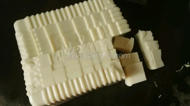 豆腐横切几刀，竖切几切，切成小方块。
