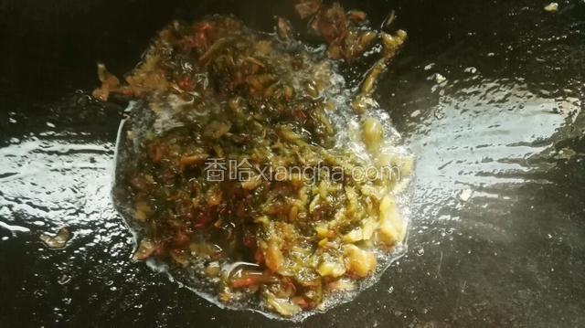 锅烧热，倒入油，放入雪菜炒下。