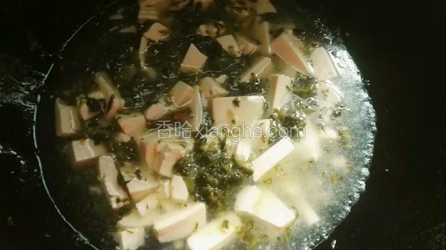 倒入适量的清水。