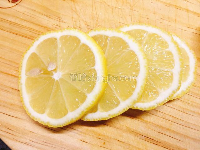 柠檬连皮切片。