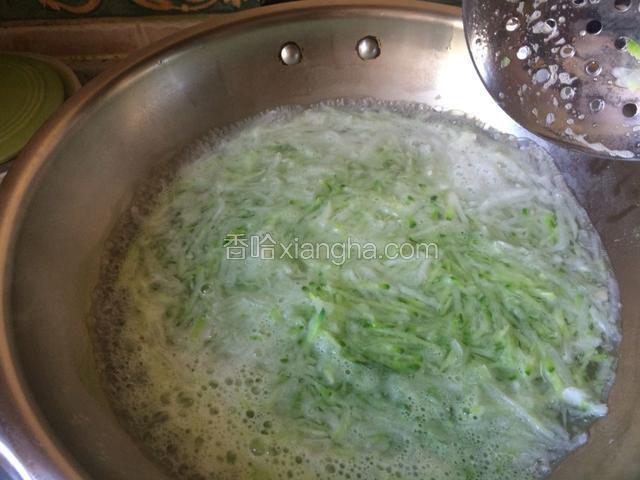 两种萝卜丝分别入开水焯两分钟，一是去除萝卜气，二是断生软化下来，去除水份
