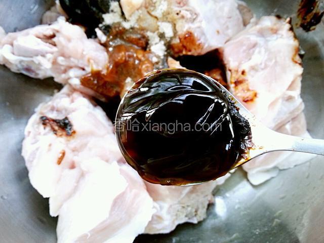 加盐和白胡椒粉，放入一汤匙蚝油