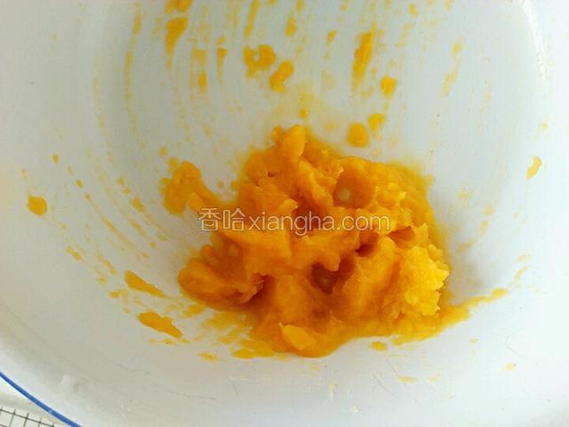 蒸熟的红薯加一点饮用水抓成泥状（饮用水约10克左右）。
