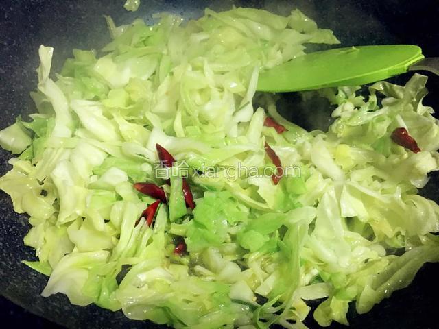 油烧全熟倒入菜丝和佐料一起翻炒至菜丝变熟