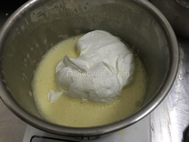 淡奶打发鸡尾状.分次加入酱料
