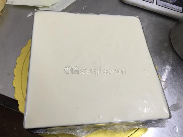 搅拌均匀之后倒入模具.一层蛋糕胚一层酱料.倒满即可