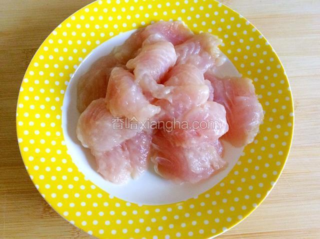 加适量的盐、鸡精、料酒、白糖抓拌均匀，腌制一小时