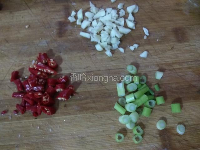 葱切碎，蒜瓣剥掉外皮，用刀背拍碎，切碎，小米椒切碎。