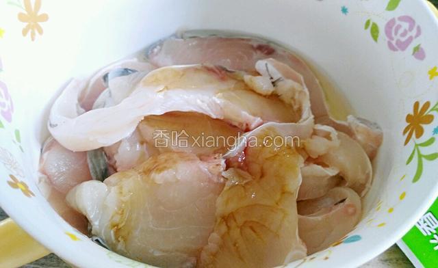 把鱼片放少许生抽，料酒油调味
