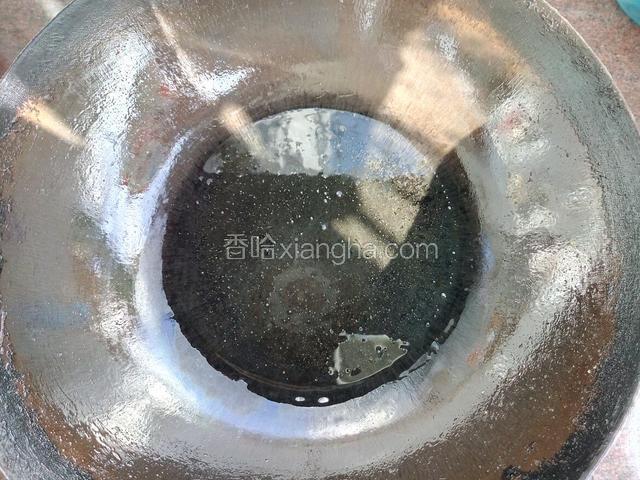锅里放入比平时炒菜多一倍的色拉油 多油热油鸡蛋才能迅速膨胀 油温不够 炒的鸡蛋又小又含油……我不会说我是怎么知道的