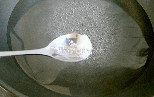 加入少许盐，料酒