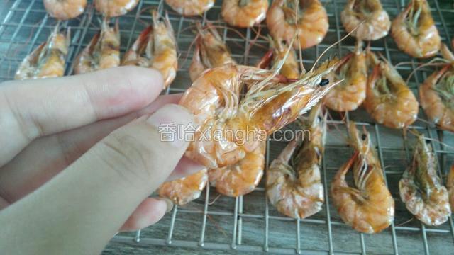 把虾肉烤箱，上下火150度，烤制半小时  取出 虾壳已经变白