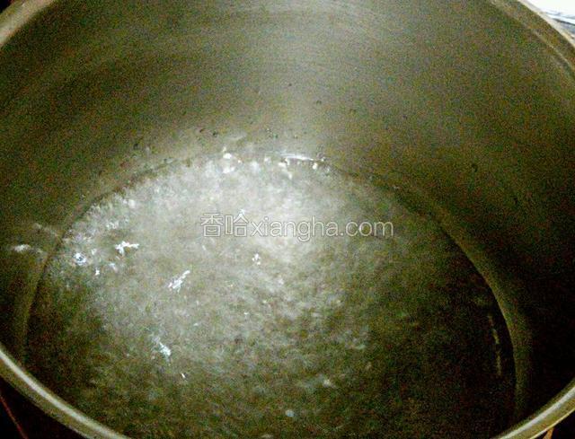 糖水用不锈钢锅煮开。