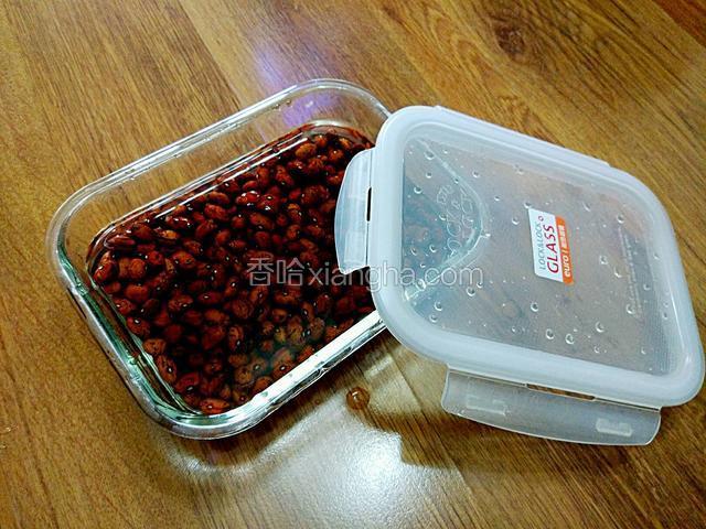 芸豆提前一天泡好。