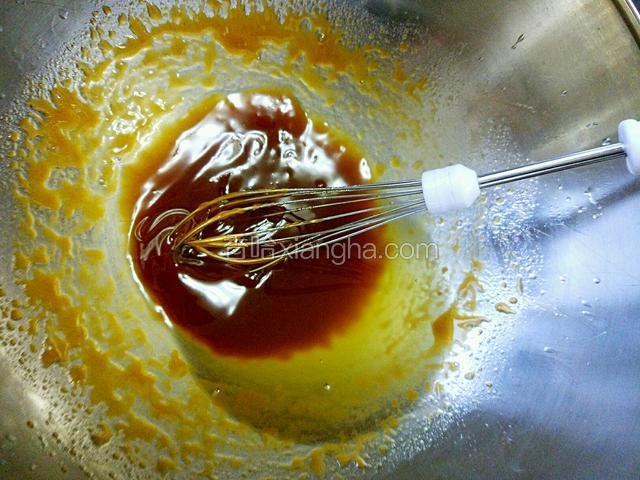 加入糖浆搅打均匀，有些油没融进去，不管它。