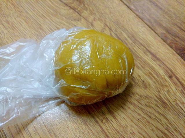 将面团放入保鲜袋，放入冰箱，醒发二十分钟。