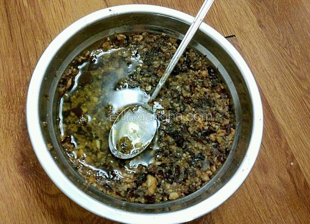 油分一次倒入。，翻拌均匀。