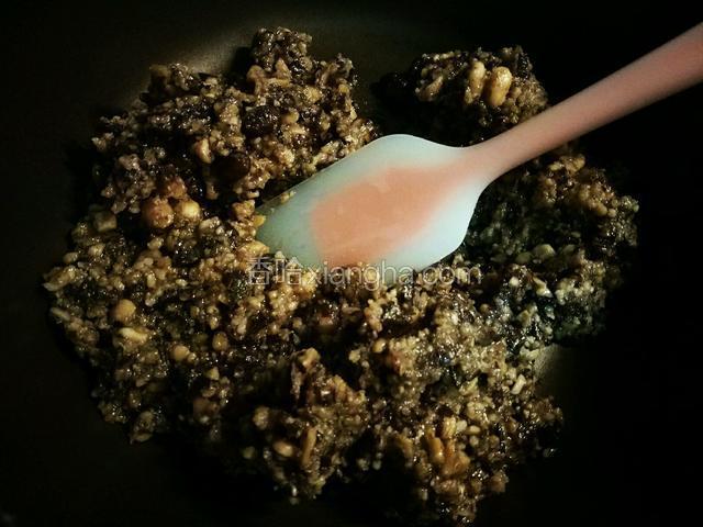 倒入锅中中小火翻炒，芸豆会变得越来越干。