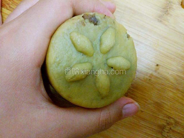 用模具压出形状（没有模具可以用易拉罐代替）。
