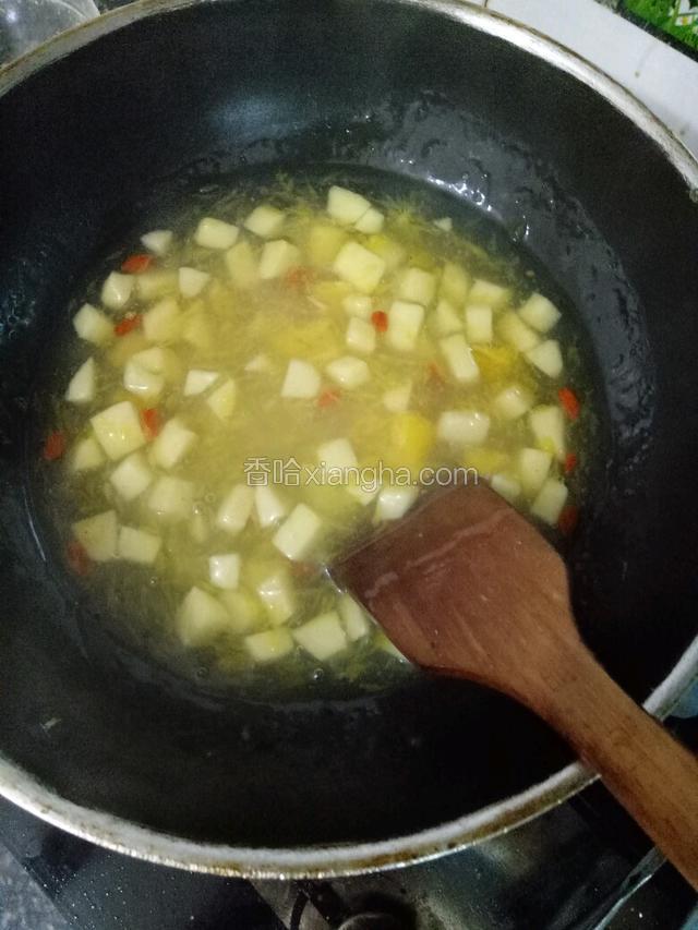 边淋入藕粉水边搅拌至稠浓状即可出锅。