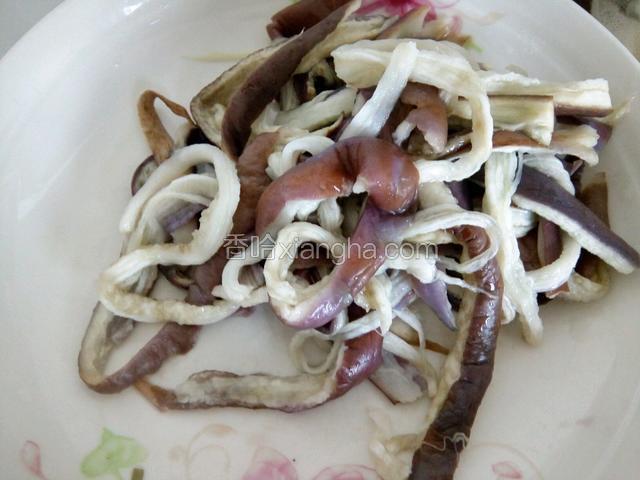 茄子凉了，用手撕条