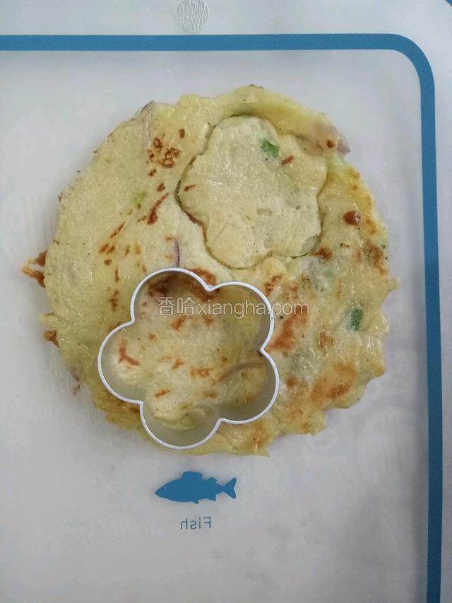 用蔬菜模压出花纹。