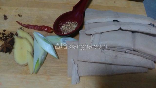 葱，姜，八角，花椒，炖肉粉，白豆腐干准备