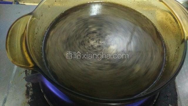 锅中做水加入酱油，老抽煮开