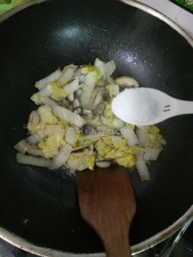 出锅前加适量盐和鸡精即可。