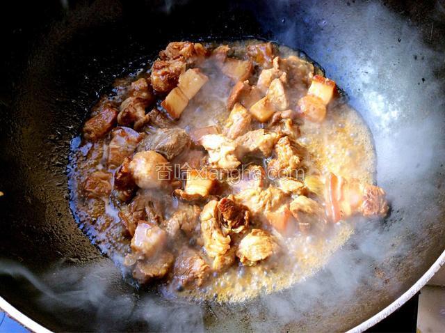 肉炖熟后，留有一些汤汁
