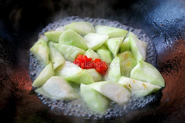放入食盐和剁椒。