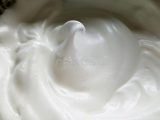 蛋白用电动打蛋器打发，白糖40g分3次加入。
第一次为粗泡时加，第二次为细腻泡沫时加，第三次为出现纹路时加。
打发到7、8分发，提起蛋抽呈弯勾状即可，放入冰箱冷藏备用。
烤箱预热205度。