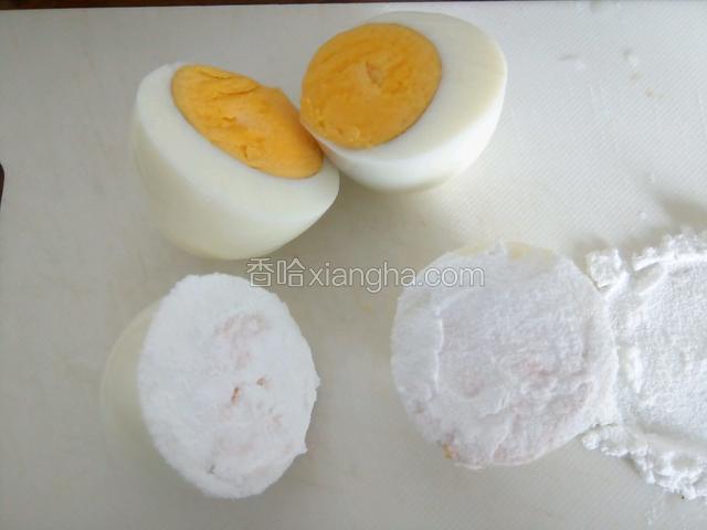 把鸡蛋切面粘淀粉